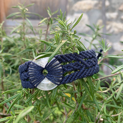 Bijou artisanal spirituel en cristal de roche et micro-macramé bleu nuit pour énergie positive et bien-être