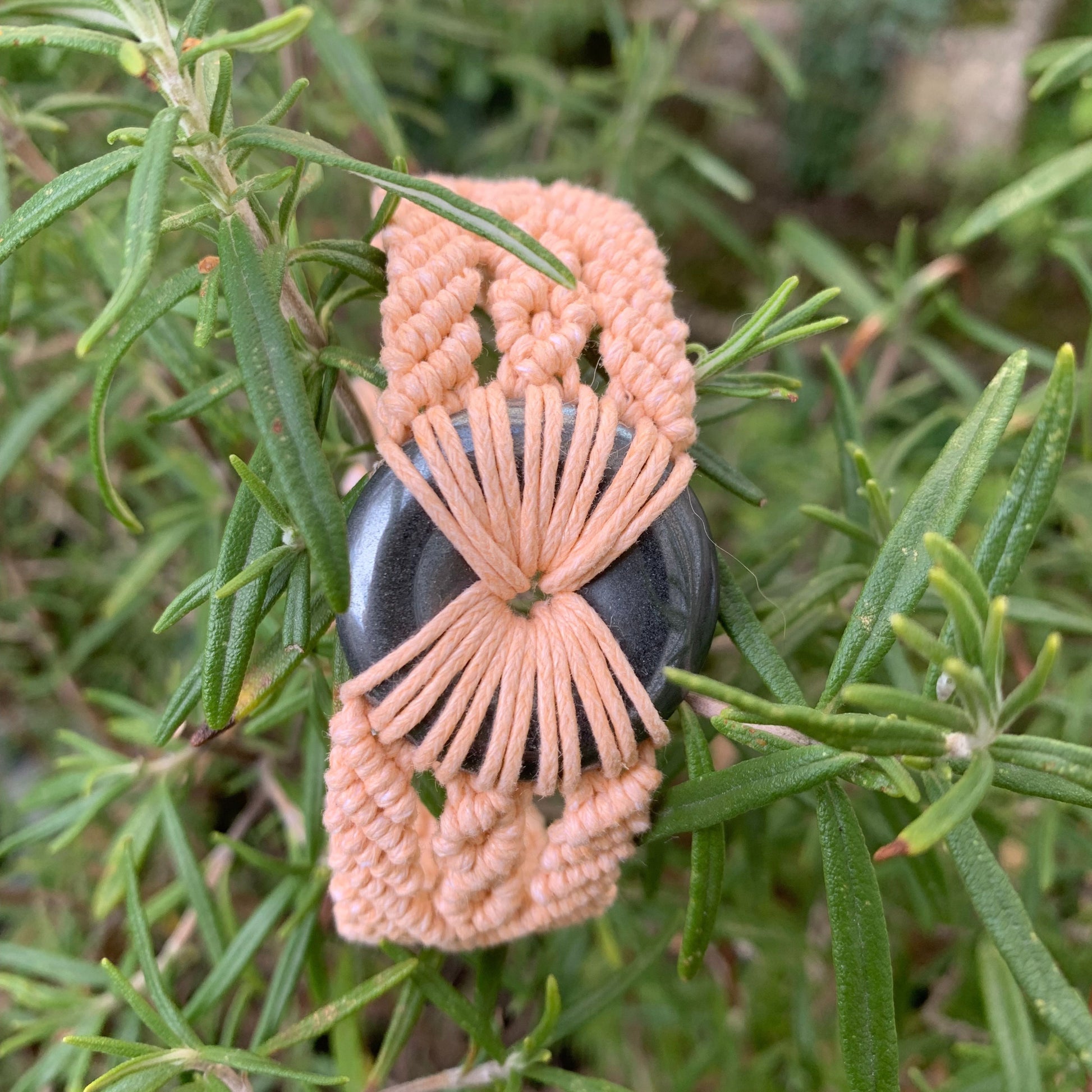 Bracelet artisanal micro-macramé couleur saumon avec donut en pierre naturelle hématite pour équilibre énergétique