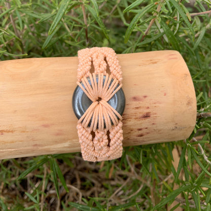 Gros plan de la pierre hématite ronde sur bracelet artisanal spirituel pour protection et harmonisation