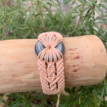 Détails artisanaux du tissage micro-macramé saumon et de la pierre hématite naturelle