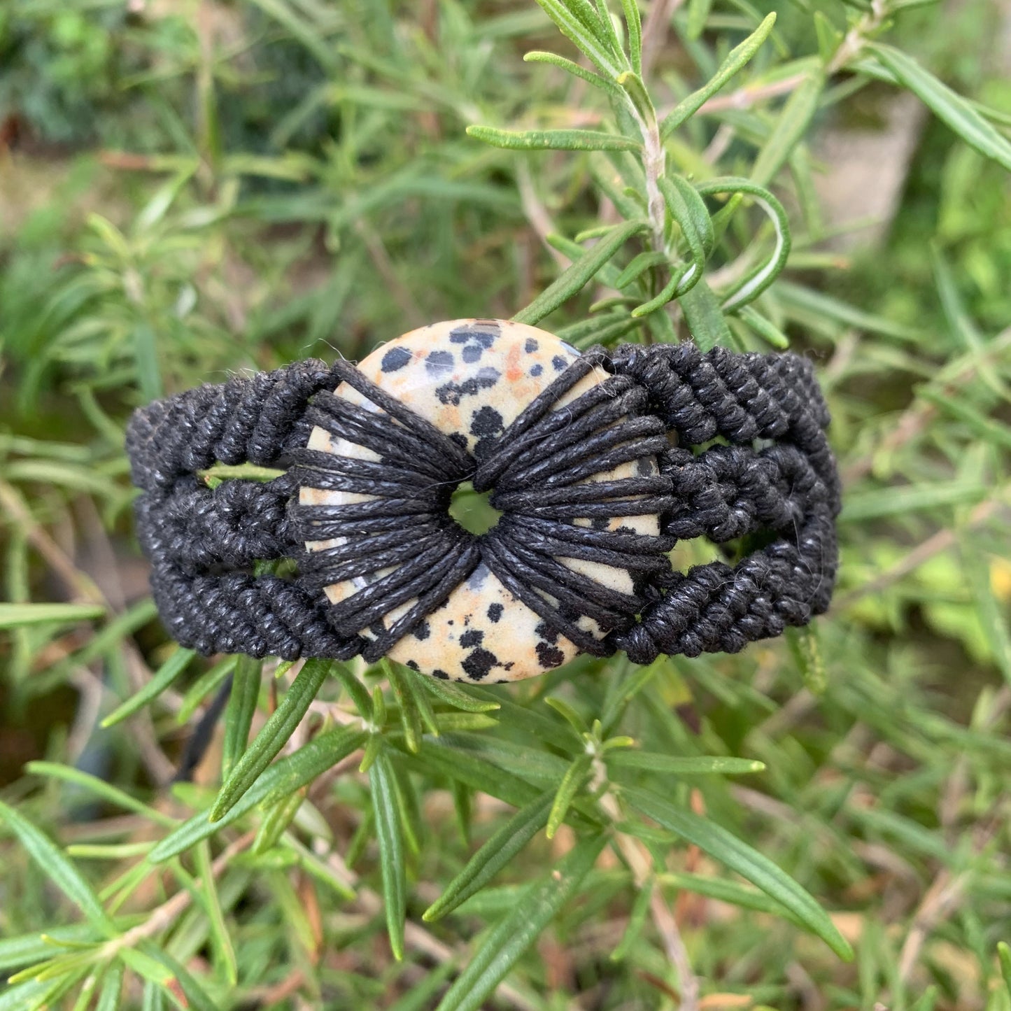 Bracelet spirituel artisanal micro-macramé noir avec pierre naturelle jaspe dalmatien pour protection et énergie