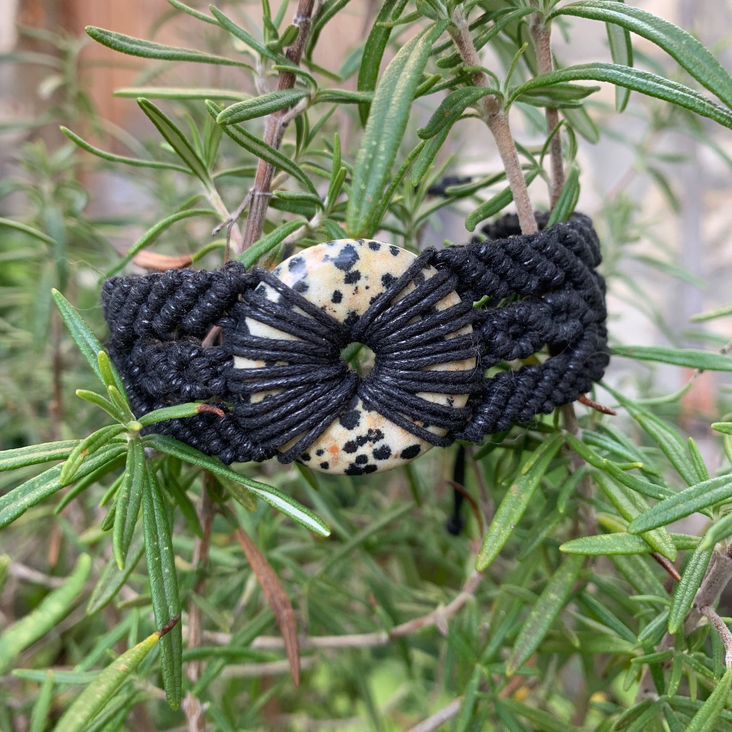 Bijou artisanal spirituel en jaspe dalmatien et micro-macramé noir pour protection énergétique et équilibre