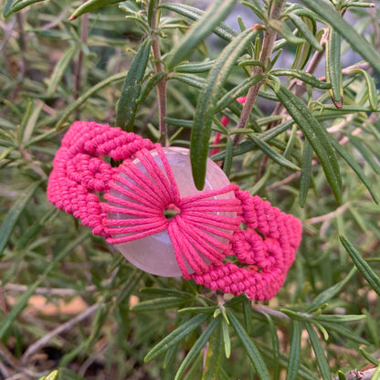Bracelet spirituel en micro-macramé rose fuchsia avec pierre naturelle en quartz rose pour amour, douceur et énergie positive