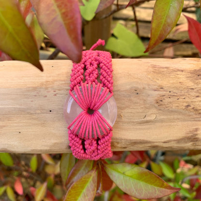 Bijou artisanal spirituel en quartz rose et micro-macramé rose fuchsia pour attirer amour, sérénité et bien-être