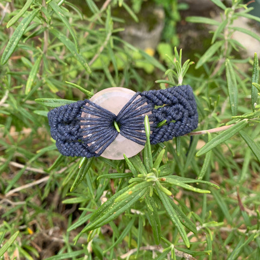 Bracelet artisanal en micro-macramé bleu nuit avec pierre naturelle quartz rose pour amour et sérénité intérieure