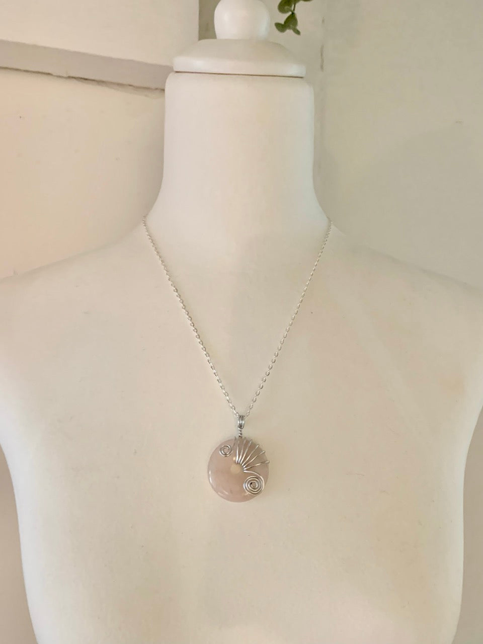 Pendentif en quarts rose artisanal