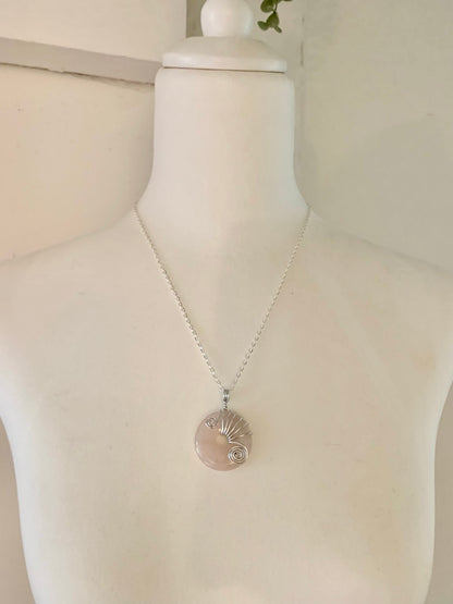 Pendentif en quarts rose artisanal