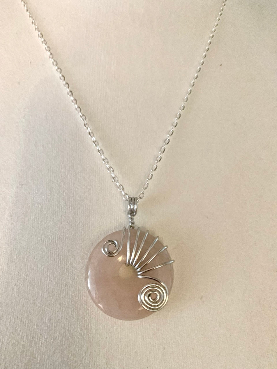 Donut en Quartz rose monté en pendentif - artisanat