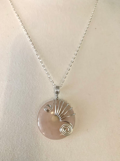 Donut en Quartz rose monté en pendentif - artisanat