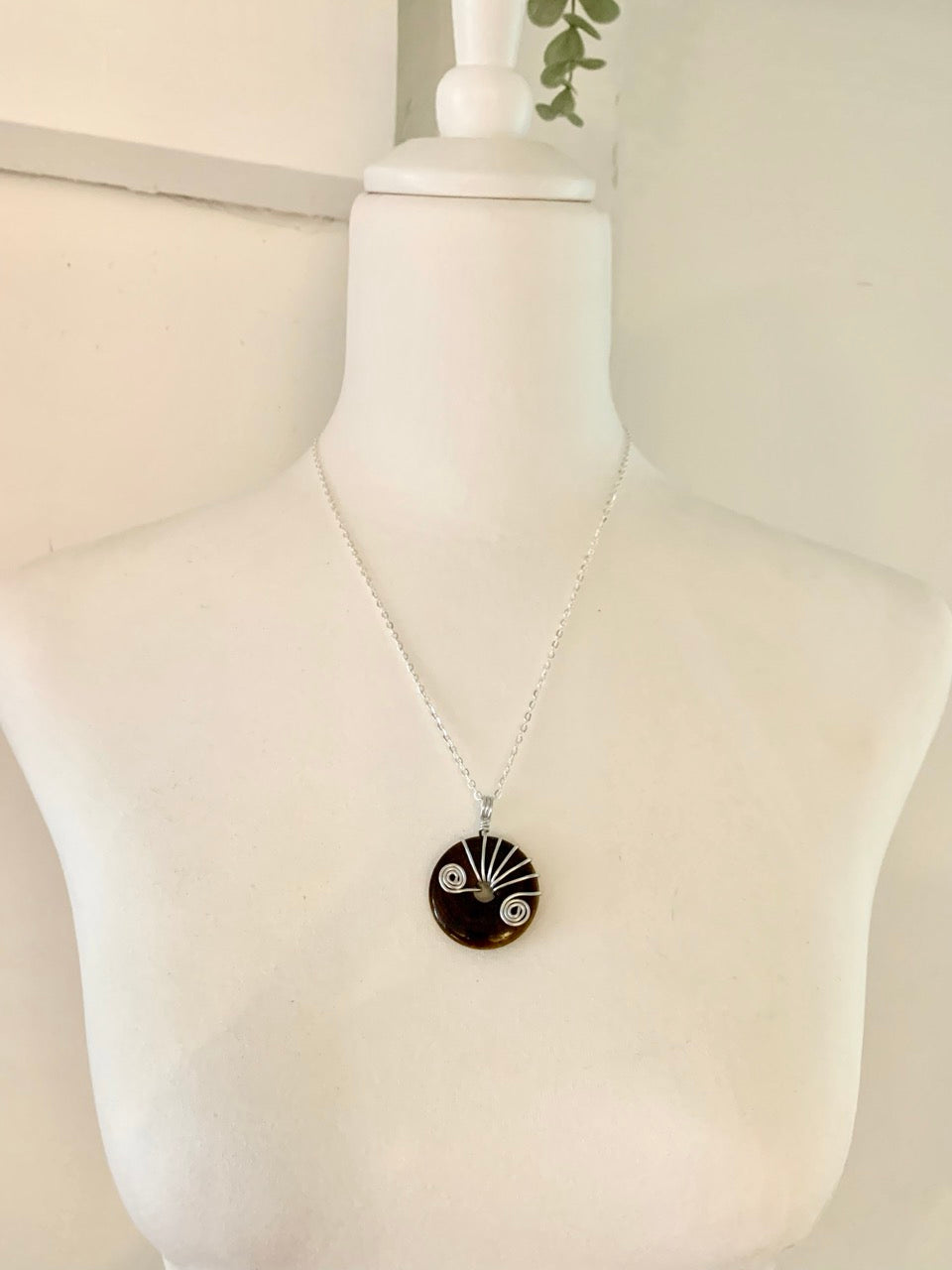 Pendentif en pierre naturelle Oeil de Tigre et métal argenté sur une chaine en argent