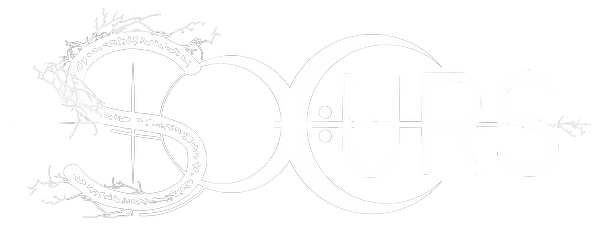 Logo Sœurs en blanc, pour fond sombre : lettrage manuscrit, croissant de lune et branches nues.