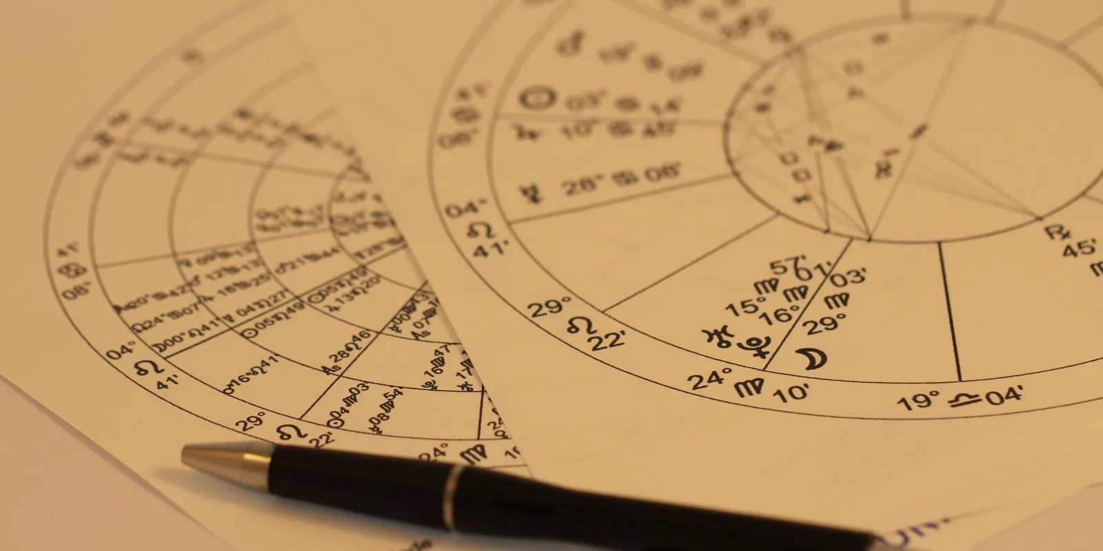 Exemple de carte du ciel d'un thème astral, avec les signes, les maisons et les planètes
