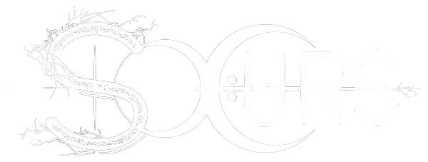Logo Sœurs en blanc, pour fond sombre : lettrage manuscrit, croissant de lune et branches nues.